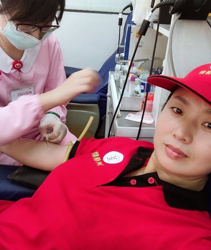 熱心公益活動的熊允禎很自豪地說，今天的捐血他搶到頭香，第一個捐血。